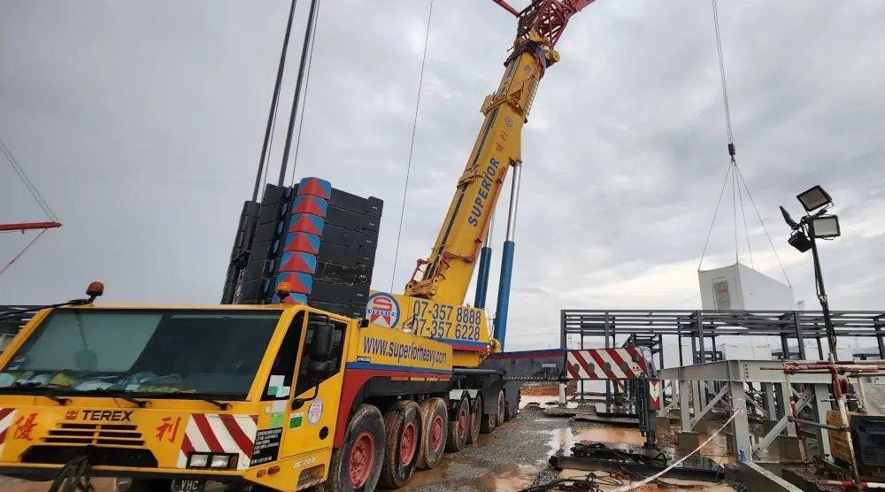 700-ton crane with luffing jib positioning a module.