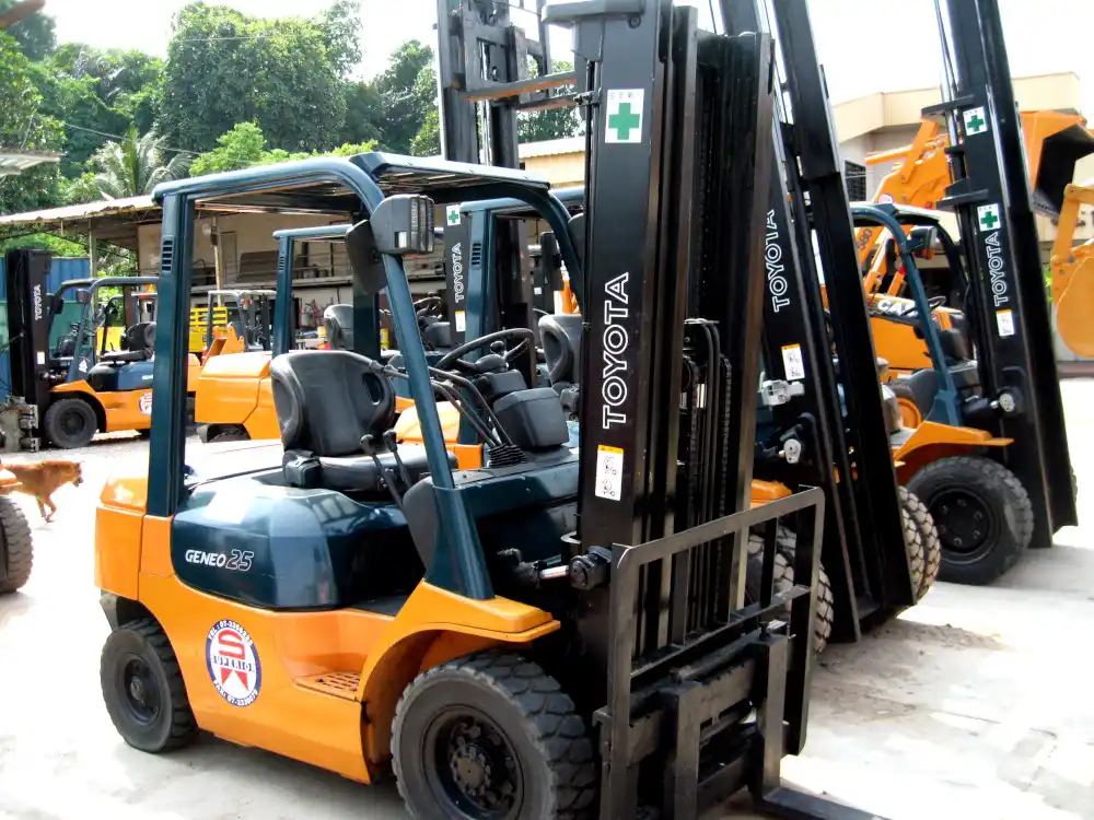 A small forklift from Superior Machinery operating in a warehouse in Johor.