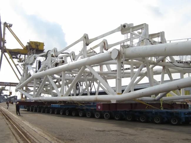 A multi-axle SPMT transporting a large offshore stinger component.