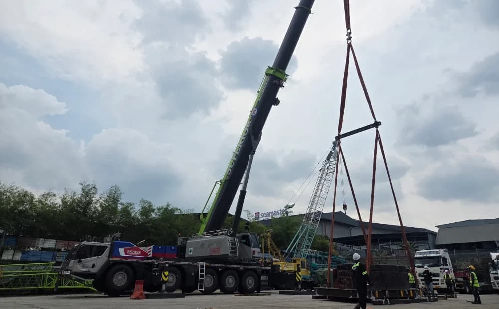 The Zoomlion 300-ton mobile crane configured for the load testing procedure.