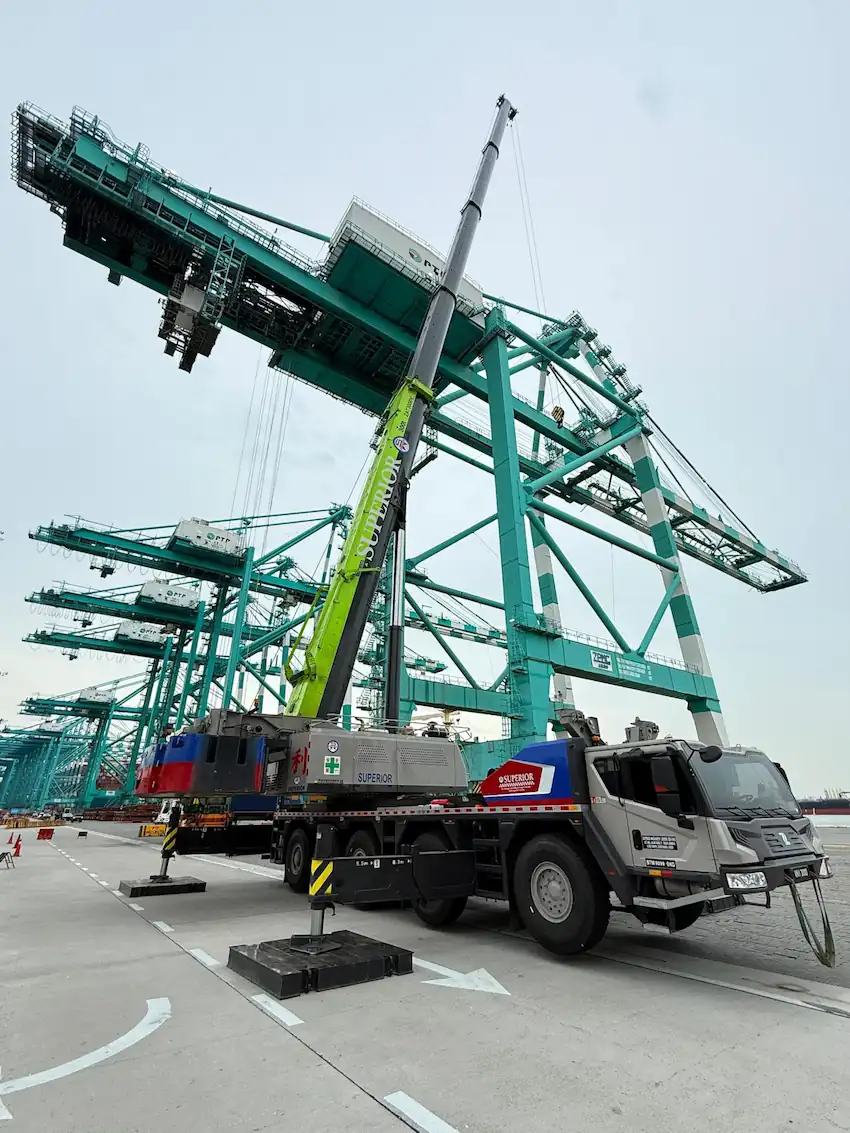 The 300 Ton Zoomlion Mobile Crane executing the precise lift of the cable pulley.