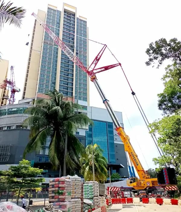 A 500-ton heavy-lift crane with a luffing jib deployed on a major construction project.